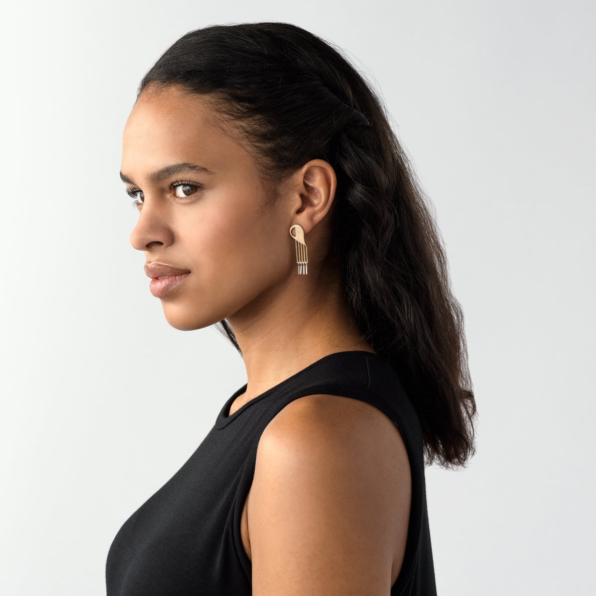 Ascensa earrings in bronze on model
