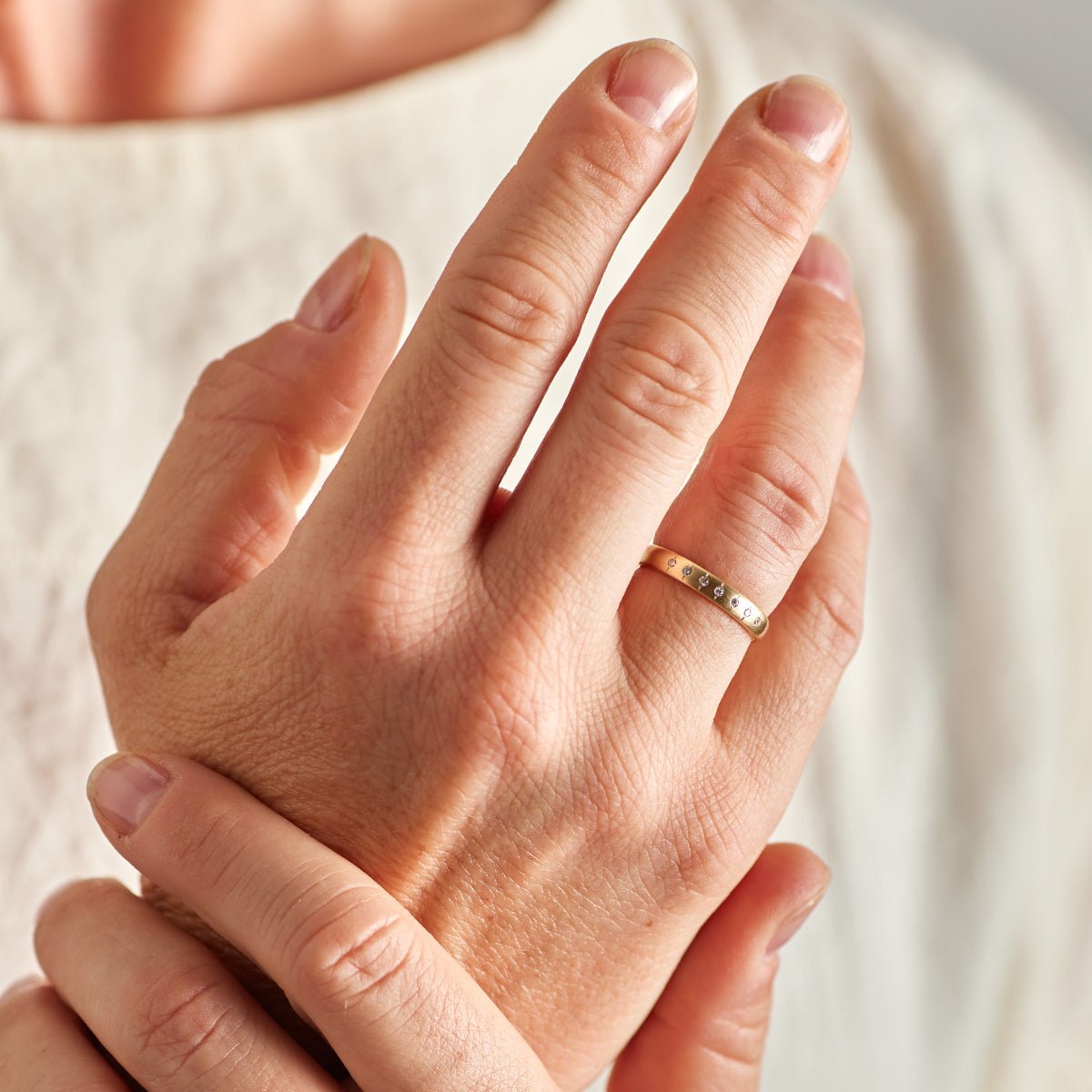 Model wears Aurum ring on their hand.