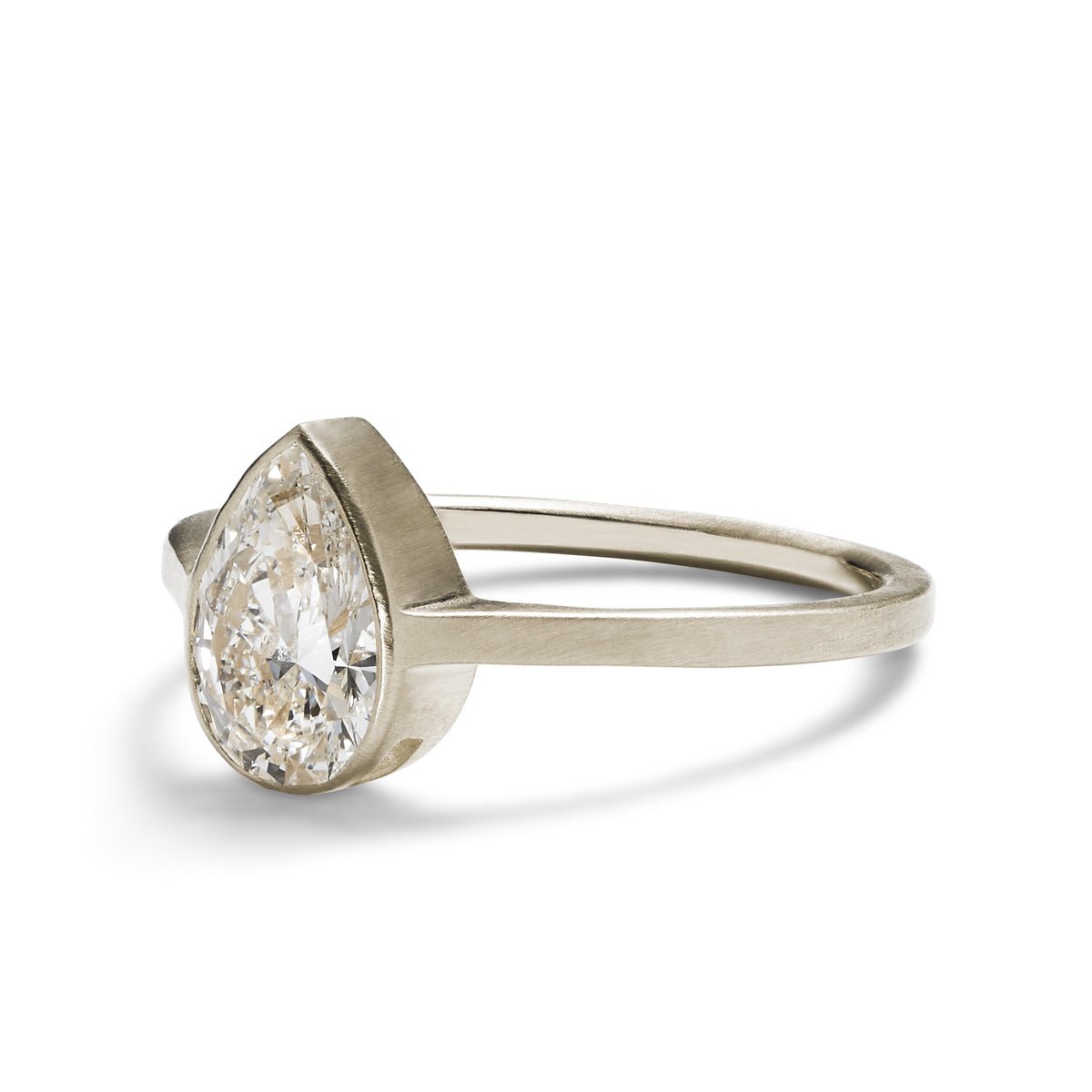 Modern pear shaped Votum ring from Betsy & Iya. With a 14K white gold band and lab-grown diamond (1 ct).