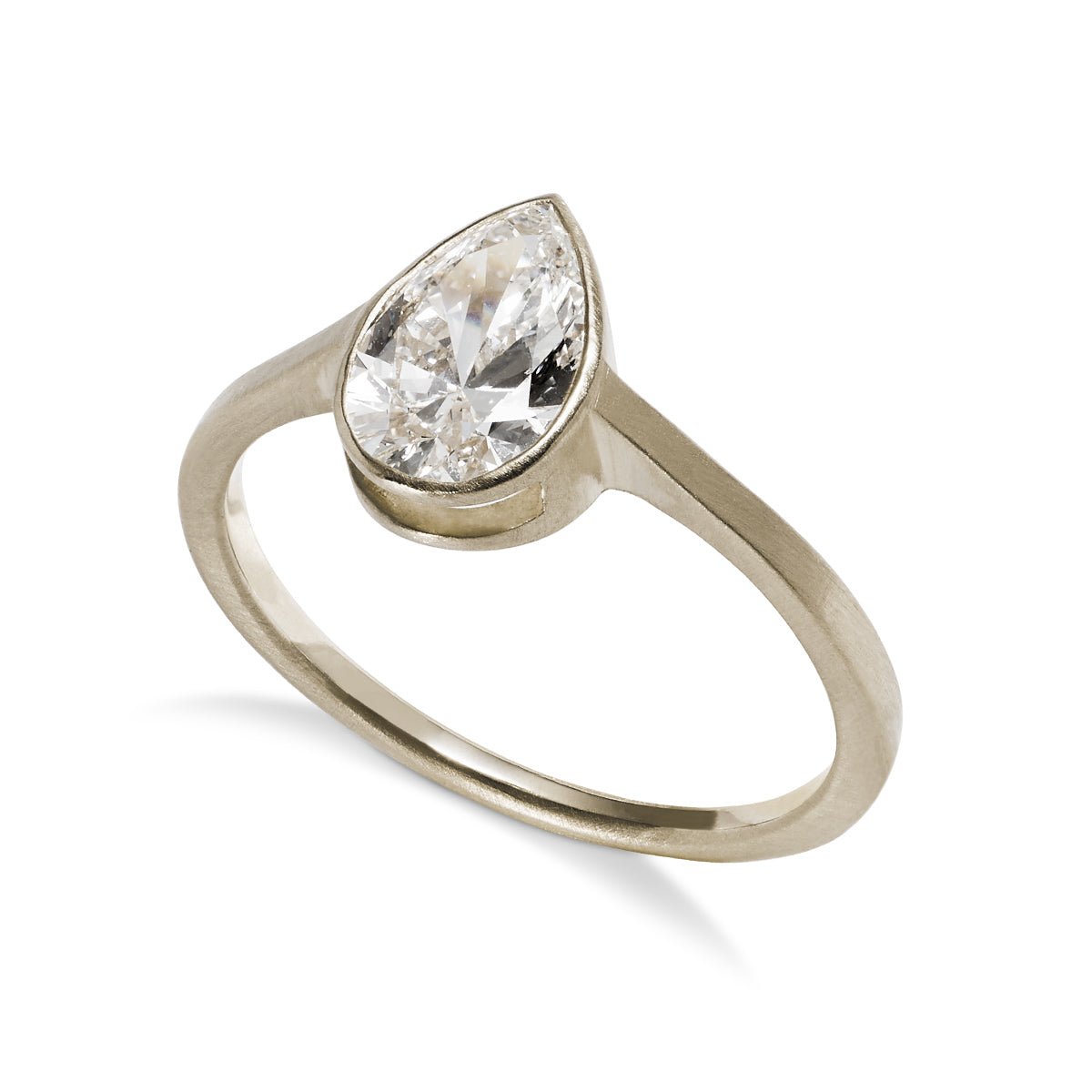 Modern pear shaped Votum ring from Betsy & Iya. With a 14K white gold band and lab-grown diamond (1 ct).