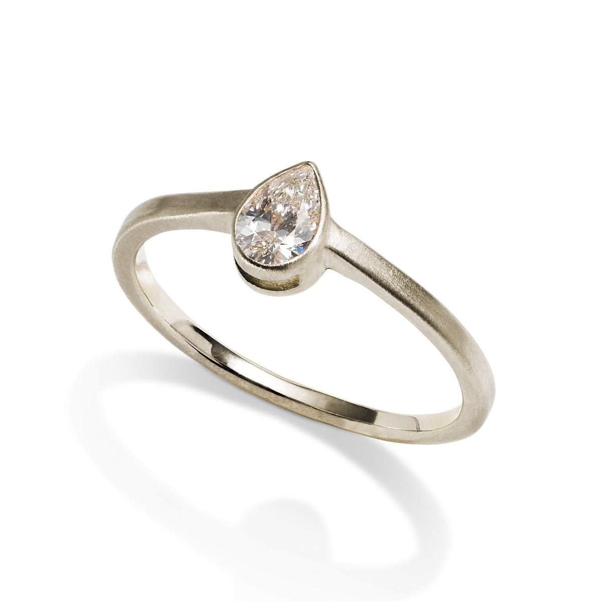 Modern pear shaped Votum ring from Betsy & Iya. With a 14K white gold band and lab-grown diamond (0.25 ct).