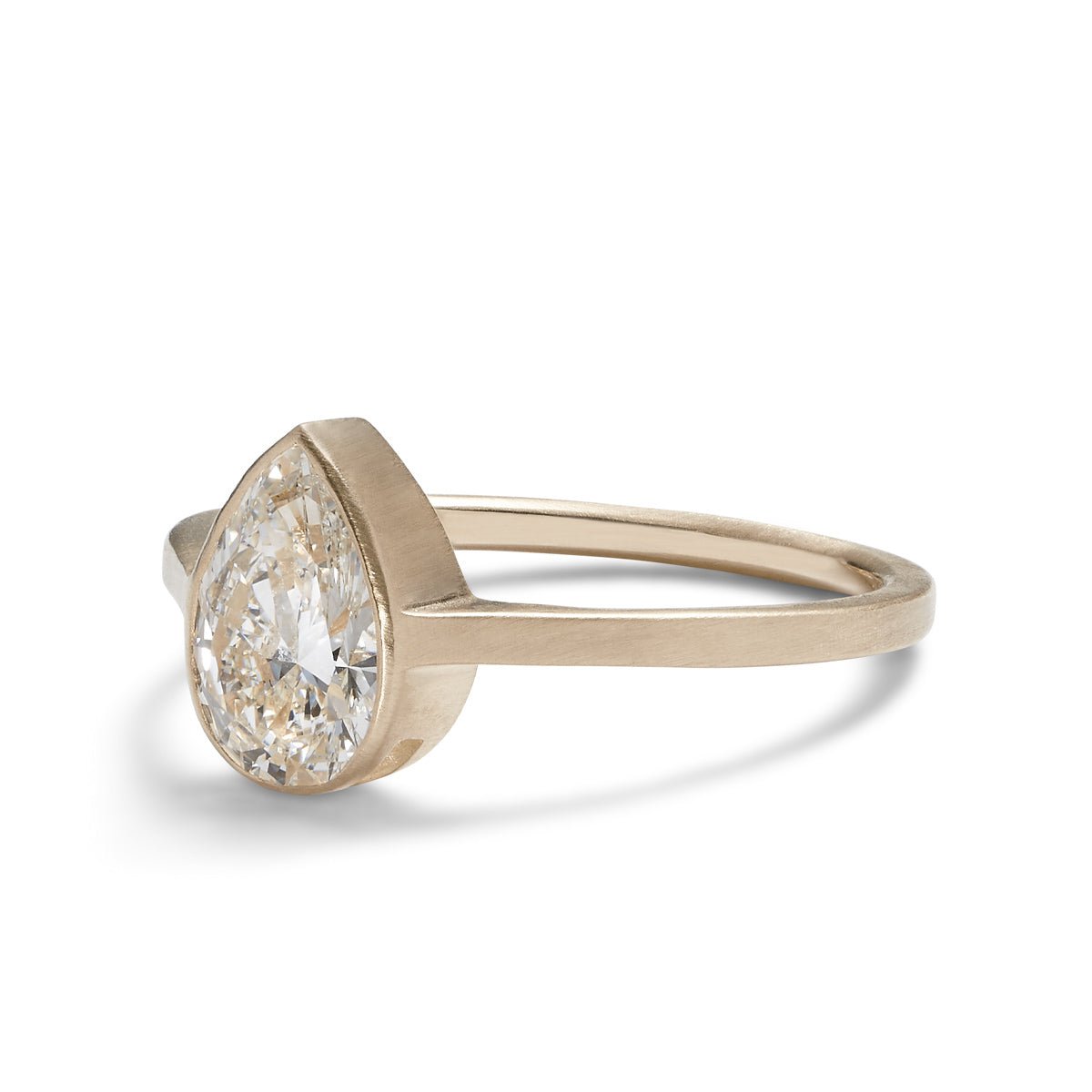Modern pear shaped Votum ring from Betsy & Iya. With a 14K gold band and lab-grown diamond (1 ct).