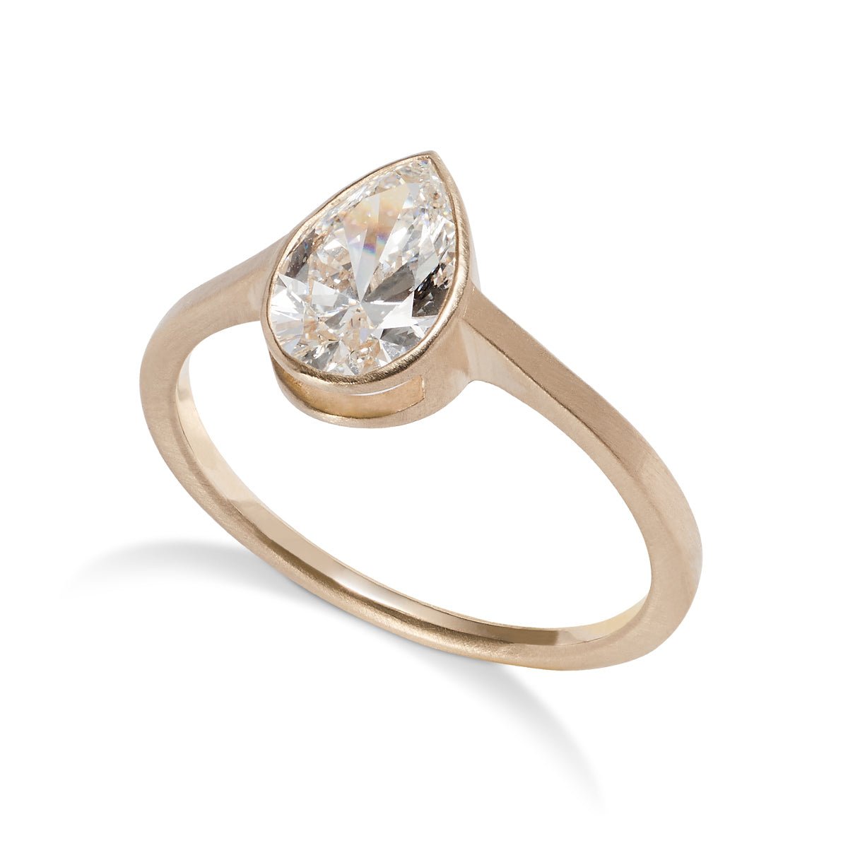 Modern pear shaped Votum ring from Betsy & Iya. With a 14K gold band and lab-grown diamond (1 ct).