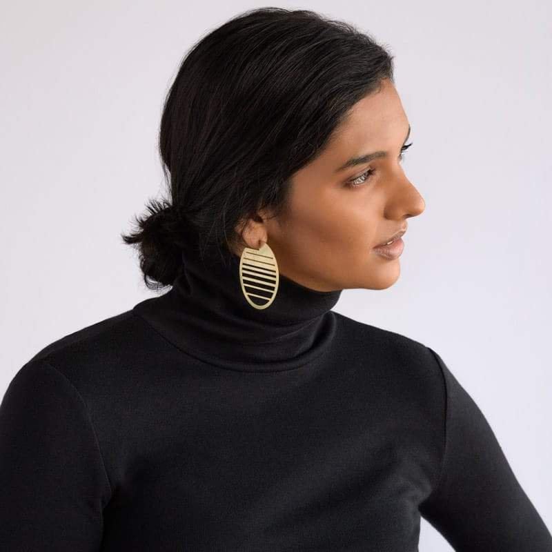 Ocaso circle statement hoops in brass on model