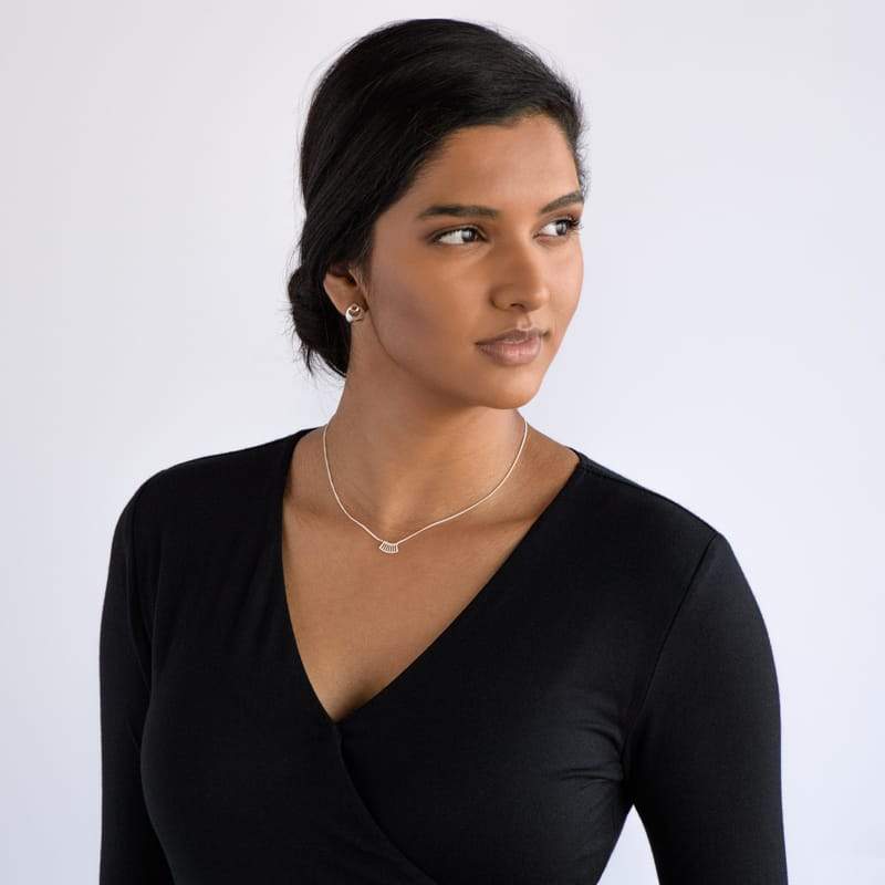 Ritmo mini fan necklace in brass on model