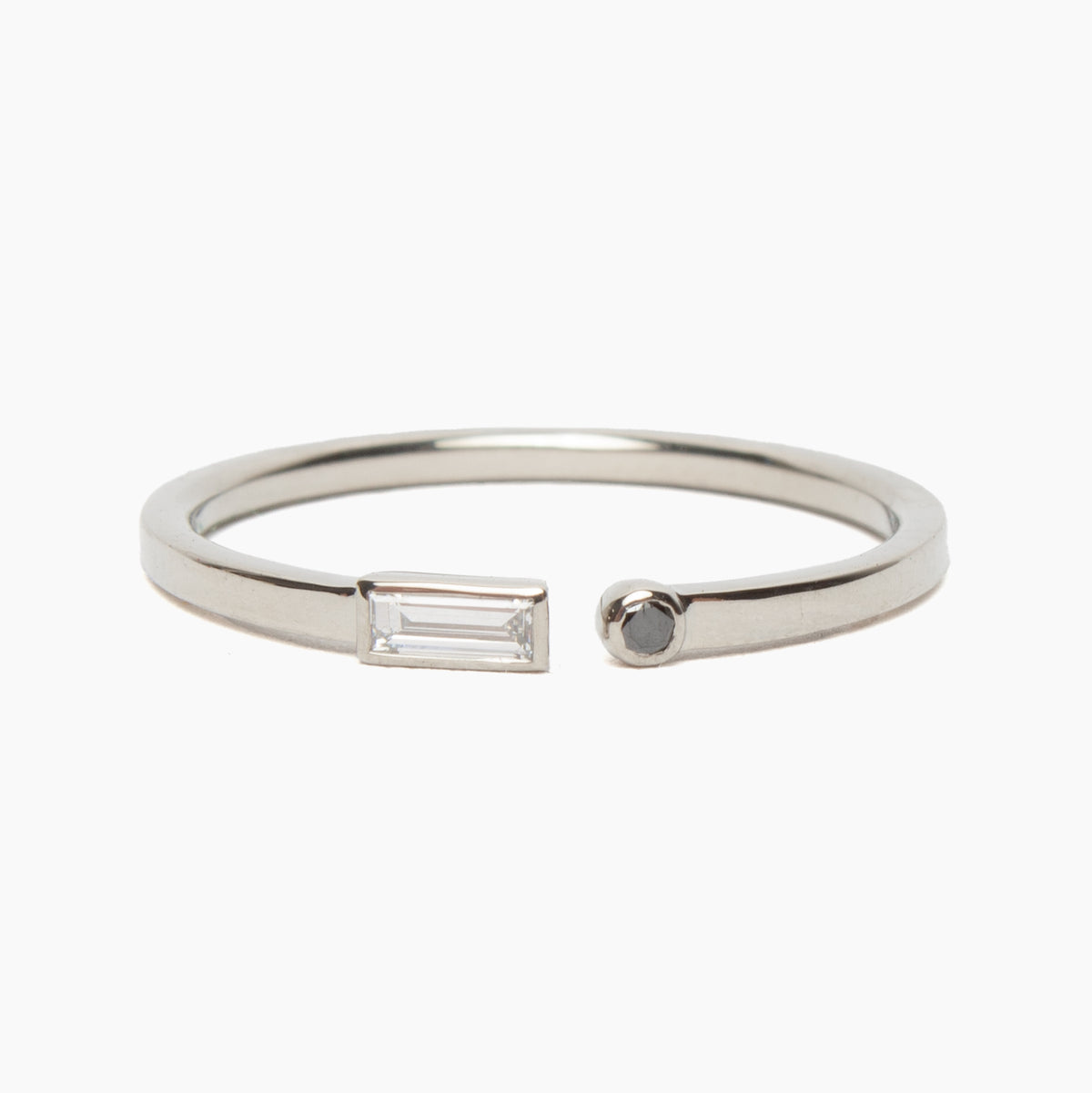 Manus ring - Black & White Diamonds