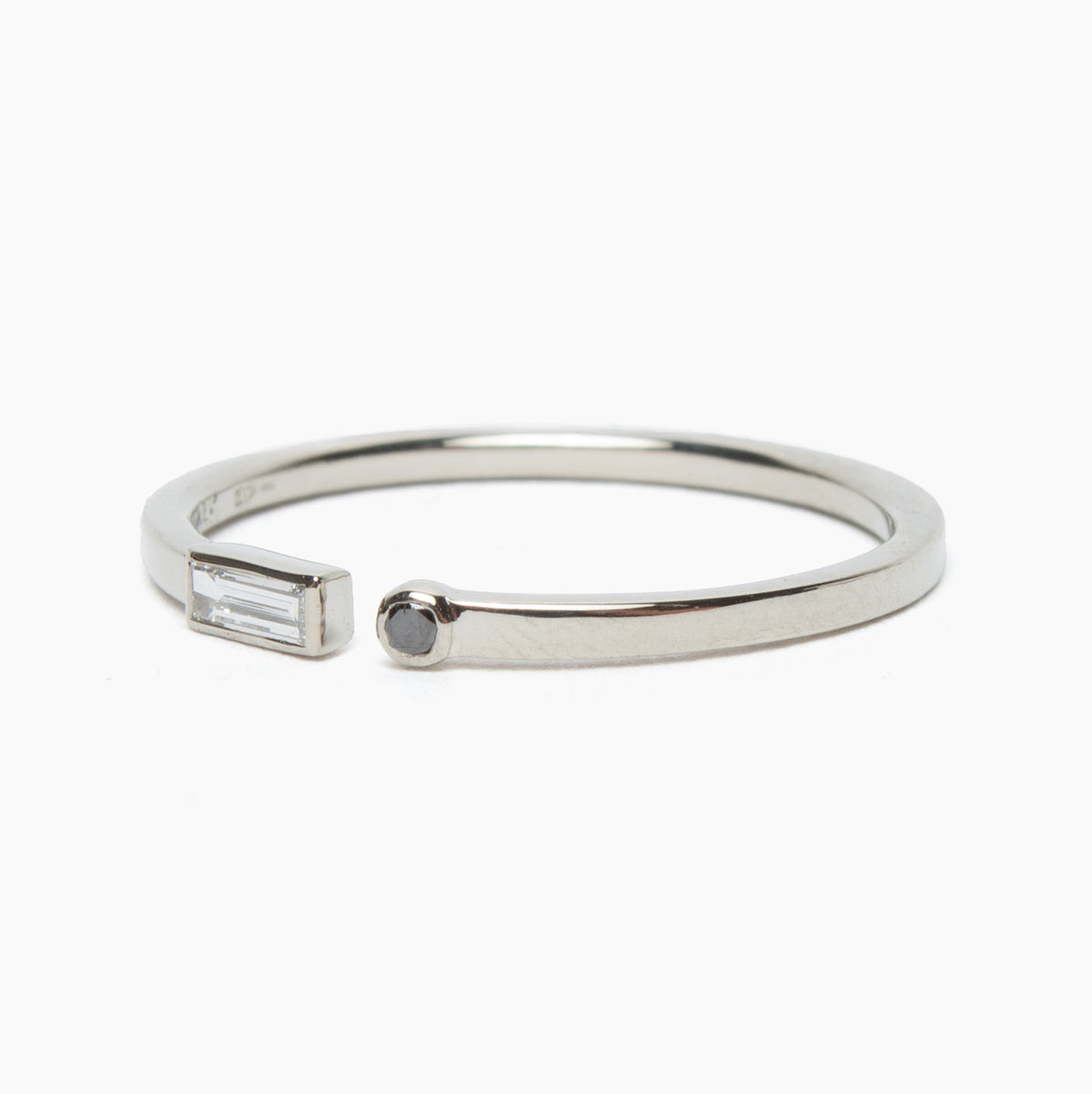 Manus ring - Black & White Diamonds