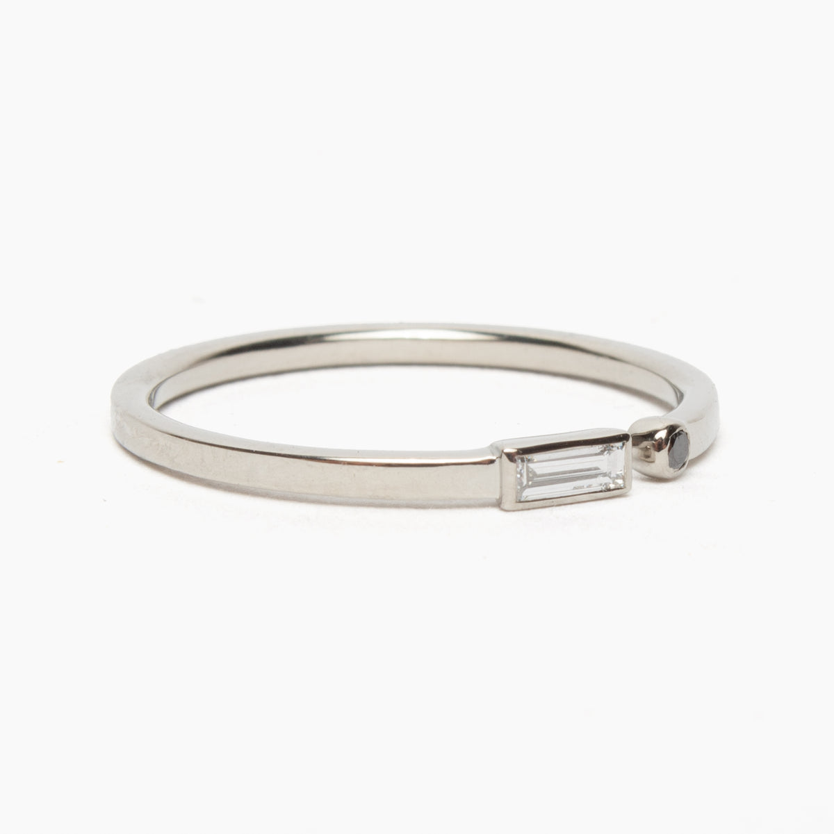 Manus ring - Black & White Diamonds