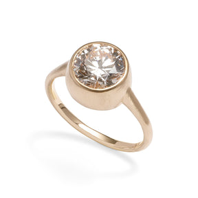 Modern statement Salire ring from Betsy & Iya. Features a round brilliant-cut lab-grown diamond (2 ct) and 14K gold. Designed and handcrafted in our Portland, Oregon studio.