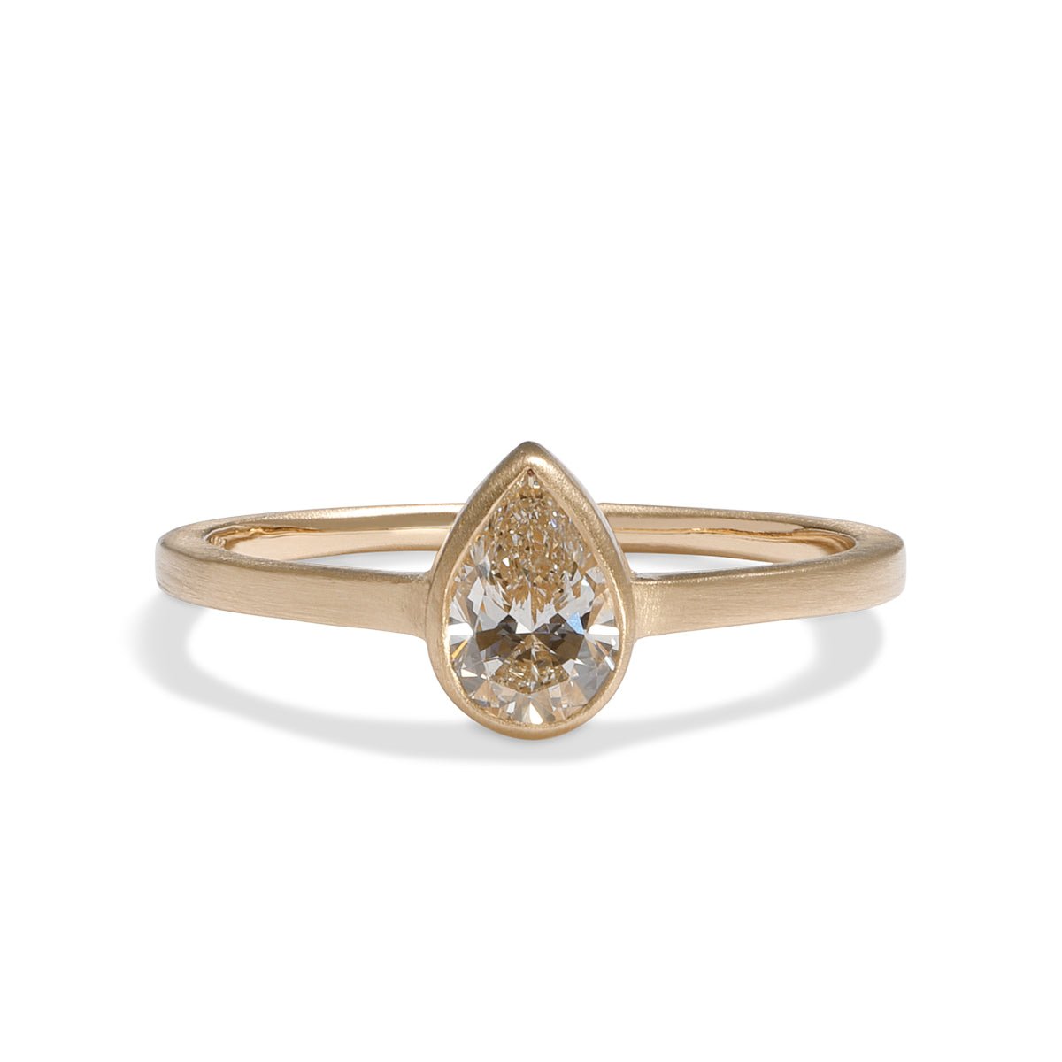 Modern pear shaped Votum ring from Betsy & Iya. With a 14K gold band and lab-grown diamond (0.5 ct).