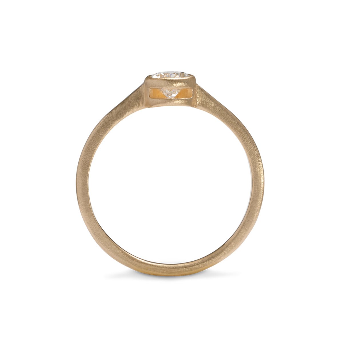 Modern pear shaped Votum ring from Betsy & Iya. With a cut-out 14K gold band and lab-grown diamond (0.5 ct).