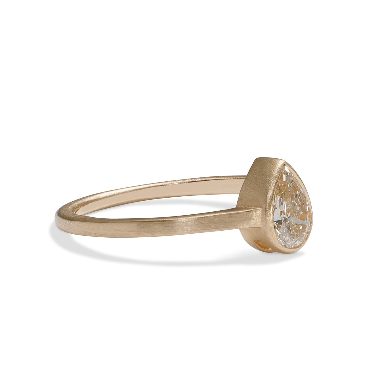 Modern pear shaped Votum ring from Betsy & Iya. With a 14K gold band and lab-grown diamond (0.5 ct).