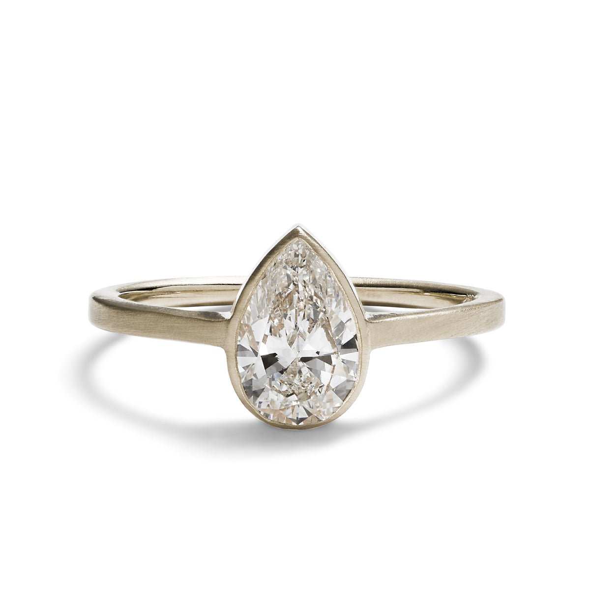 Modern pear shaped Votum ring from Betsy & Iya. With a 14K white gold band and lab-grown diamond (1 ct).