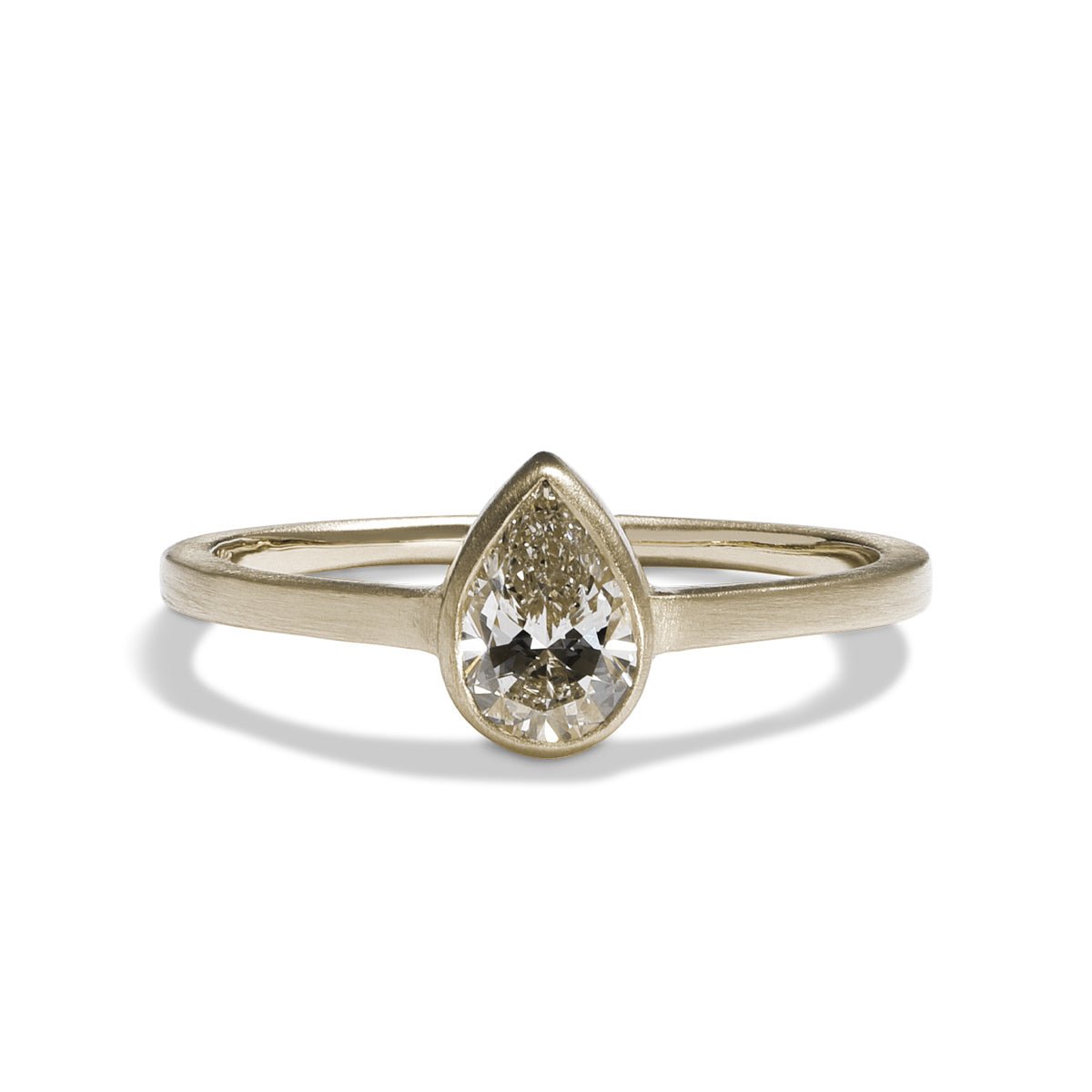 Modern pear shaped Votum ring from Betsy & Iya. With a 14K white gold band and lab-grown diamond (0.5 ct).