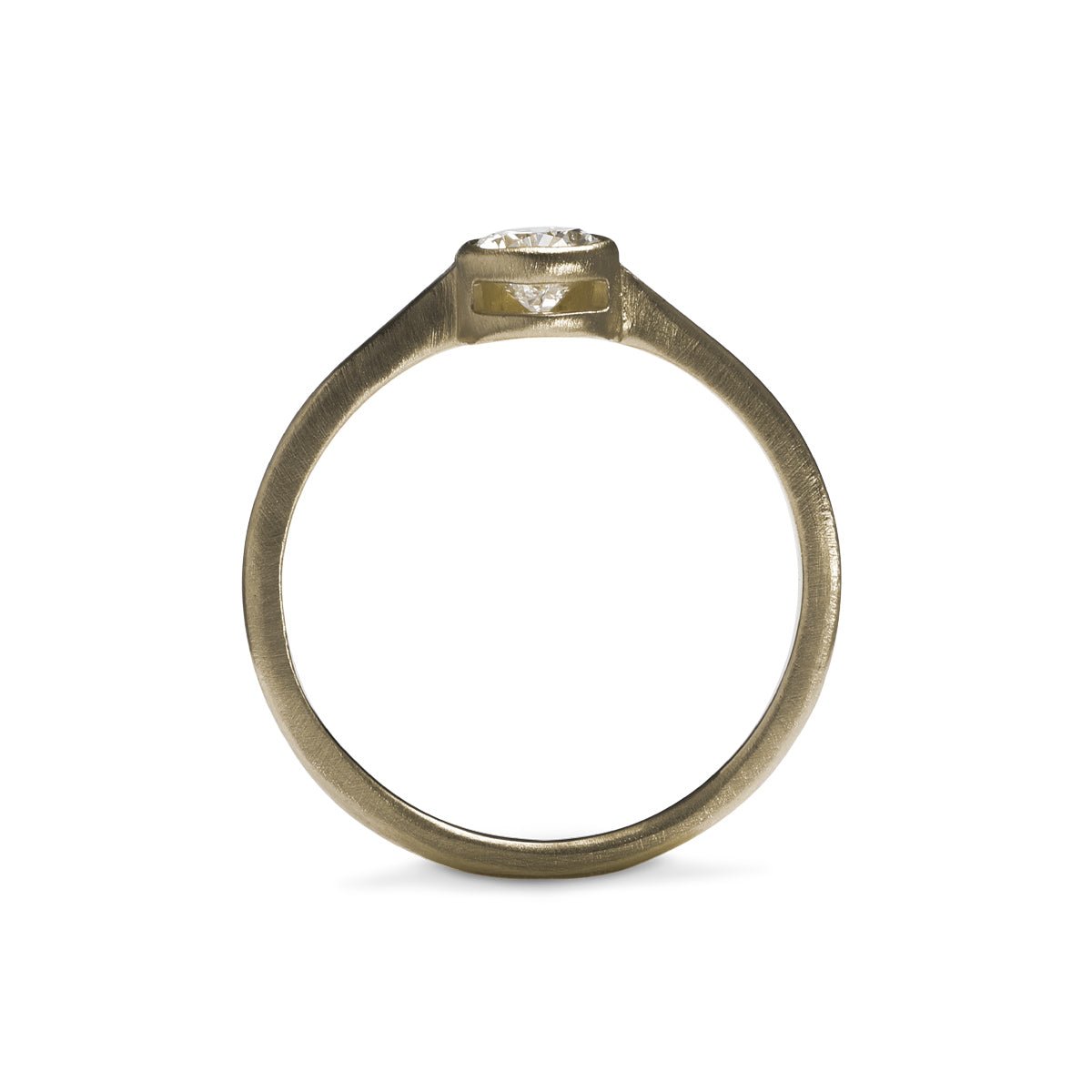 Modern pear shaped Votum ring from Betsy & Iya. With a 14K white gold band and lab-grown diamond (0.5 ct).