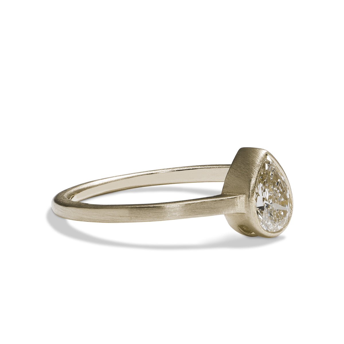 Modern pear shaped Votum ring from Betsy & Iya. With a 14K white gold band and lab-grown diamond (0.5 ct).