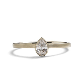 Modern pear shaped Votum ring from Betsy & Iya. With a 14K white gold band and lab-grown diamond (0.25 ct).