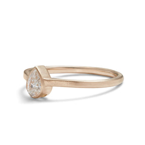 Modern pear shaped Votum ring from Betsy & Iya. With a 14K gold band and lab-grown diamond (0.25 ct).
