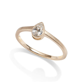 Modern pear shaped Votum ring from Betsy & Iya. With a 14K gold band and lab-grown diamond (0.25 ct).