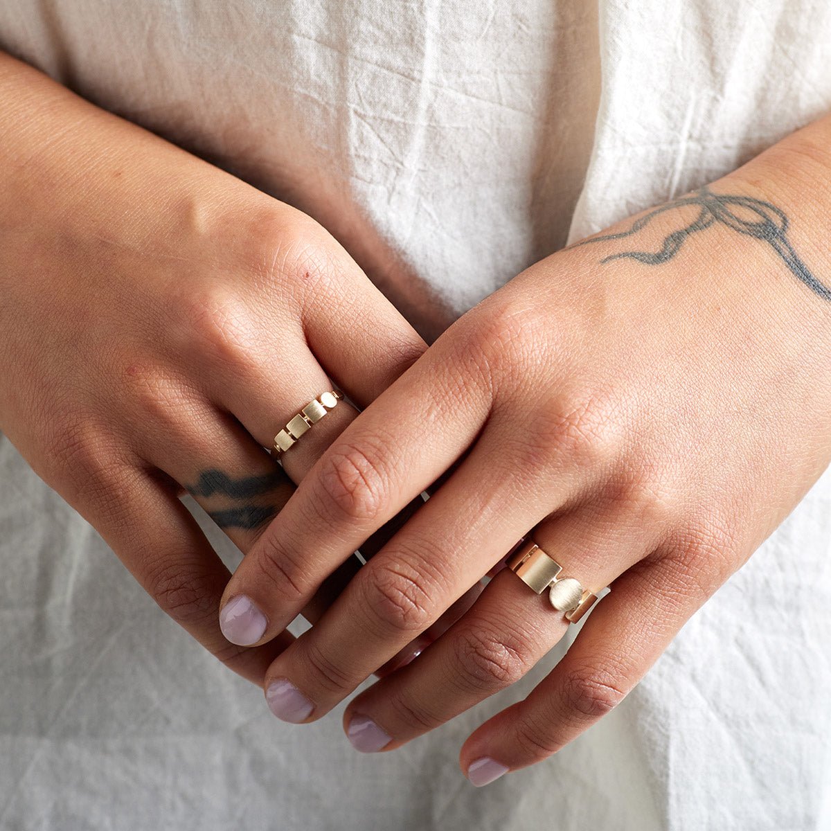 Model wears the Figura (left) and Forma (right) rings.