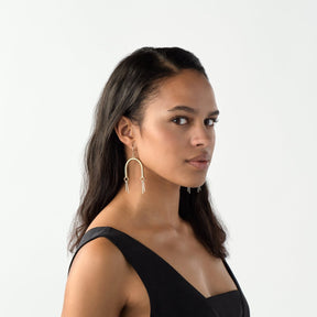 Bronze Ilumina earrings on model