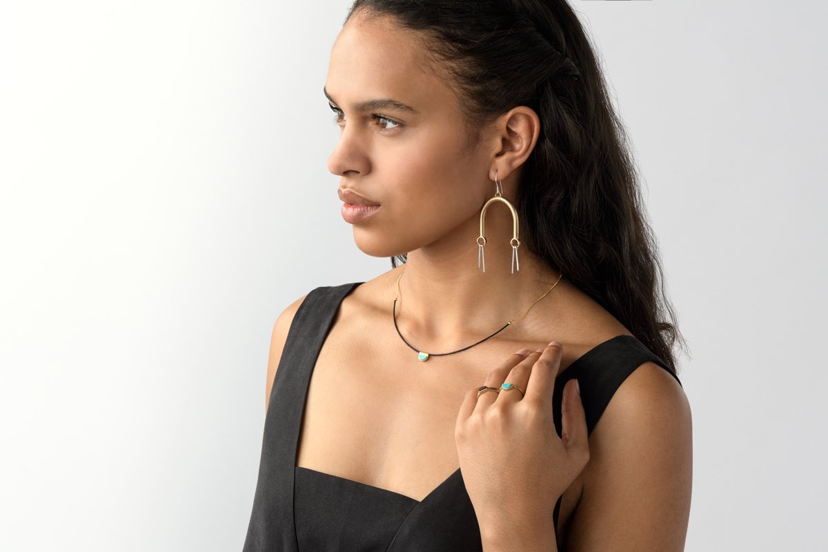 Bronze Ilumina earrings on model