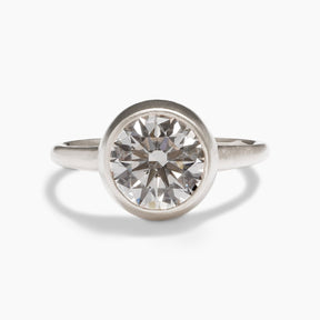 Modern statement Salire ring from Betsy & Iya. Features a round brilliant-cut lab-grown diamond (2 ct) and 14K white gold. Designed and handcrafted in our Portland, Oregon studio.