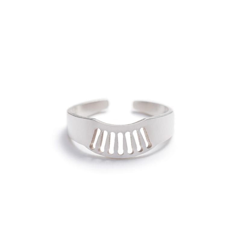 Zaca adjustable fan ring in sterling silver front view