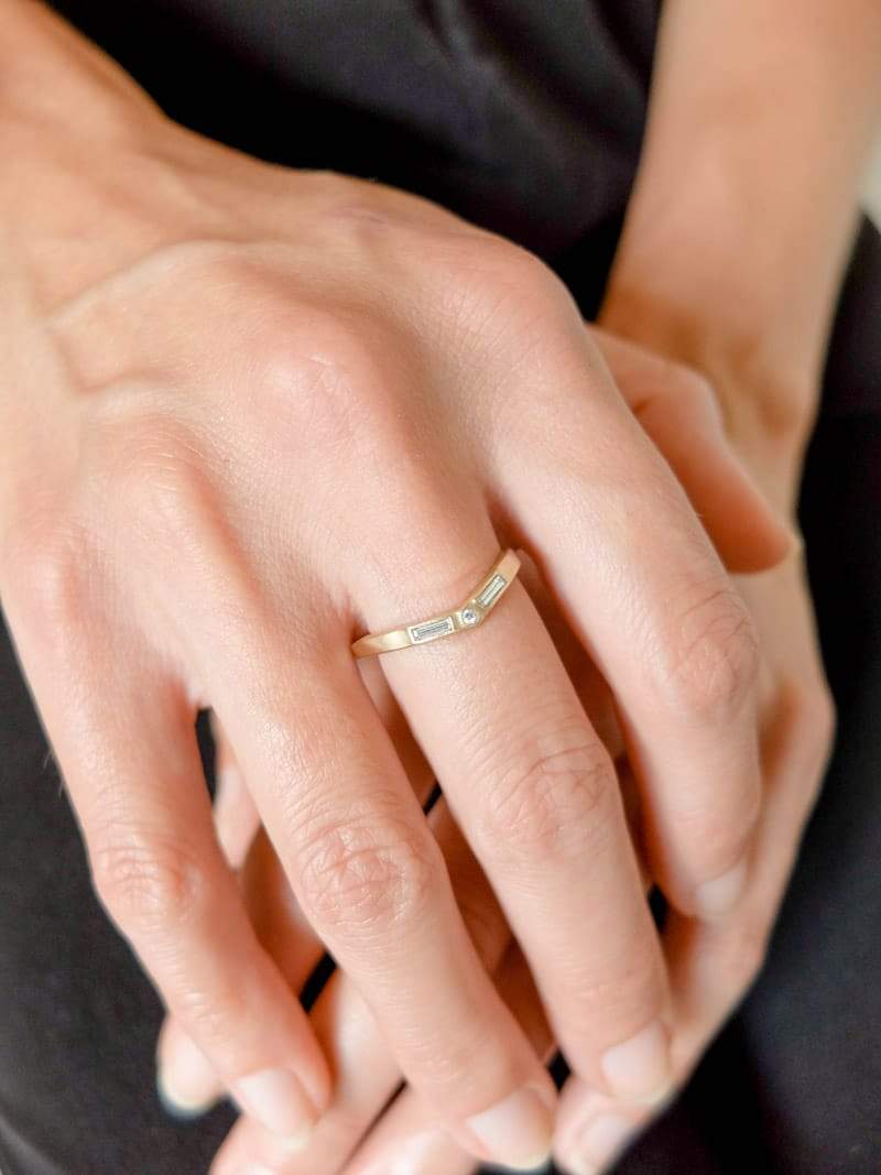 "Basio" diamond curved v ring - betsy & iya
