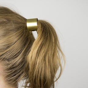 Curved metal hair elastic in brass