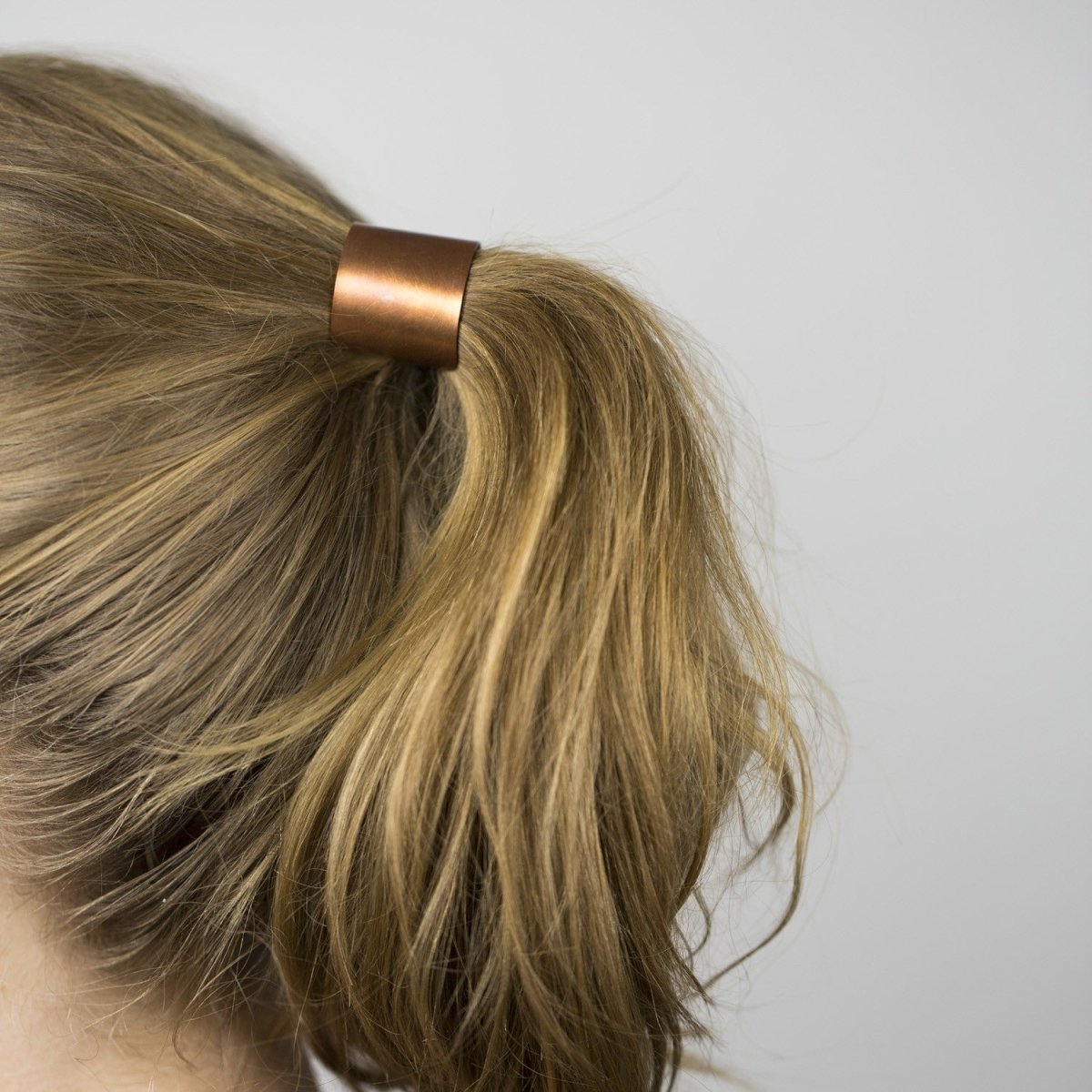 Curved metal ponytail holder in copper