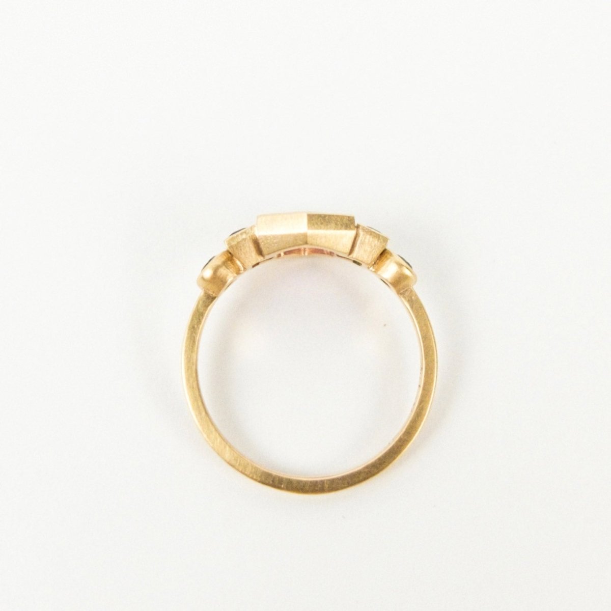 side view of geometric bezels of 10k gold ring